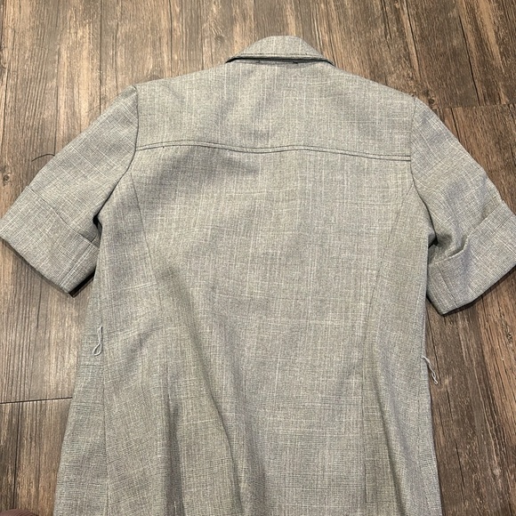 R&M RICHARDS Short-Sleeve Button Down with Shoulder Pads - Picture 5 of 5